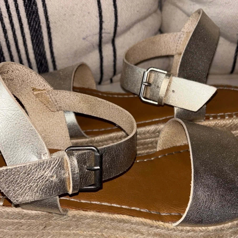 Universal Thread Gold Metallic Espadrille Spring Summer Sandals 9.5